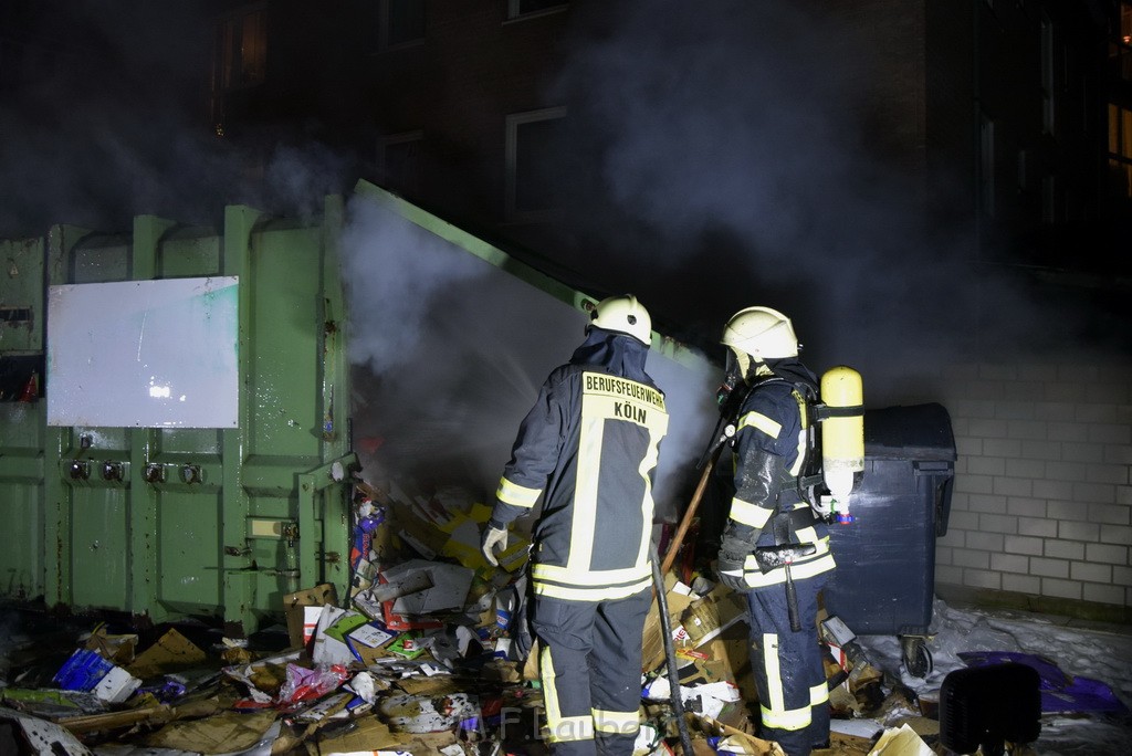 Feuer Papp Presscontainer Koeln Hoehenberg Bochumerstr P360.JPG - Miklos Laubert